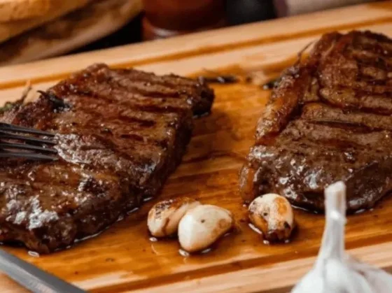 Económico y súper jugoso: el corte de carne que podés tirar a la parrilla y reemplazar la tapa de asado