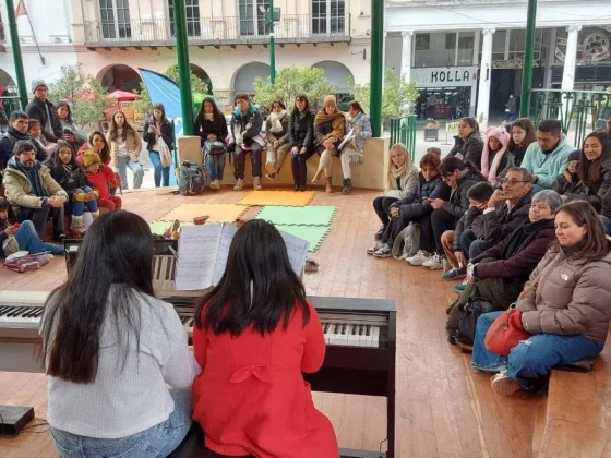 Pianistas salteños brindaron un concierto en la plaza 9 de Julio