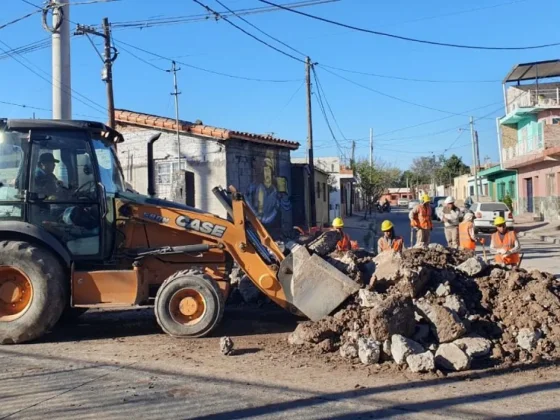 Realizan tareas de recuperación de calzada en San Luis al 2.400 y La Rioja al 1.700