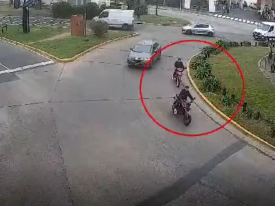 Dos delincuentes robaron una moto y fueron detenidos tras una feroz persecución