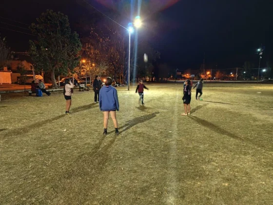 Se colocaron nuevas luminarias en la cancha de barrio Universitario