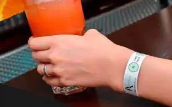 Crean una pulsera que detecta si te pusieron droga en una bebida