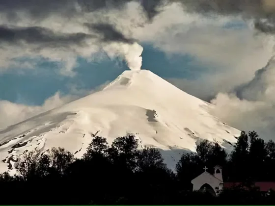 El volcán Villarrica tuvo una fuerte erupción y se refuerza el operativo de seguridad en la zona