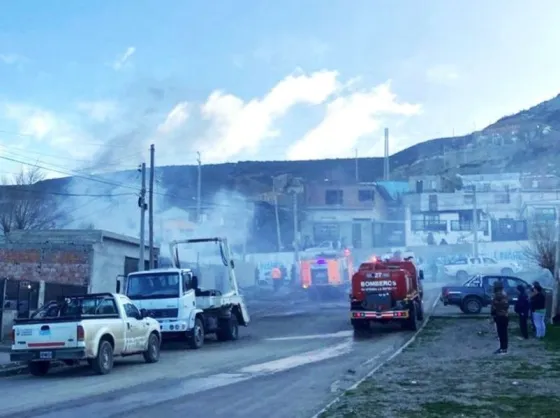 Una mujer intentó salvar de un incendio a sus dos hijos y los tres murieron abrazados abajo de una cama