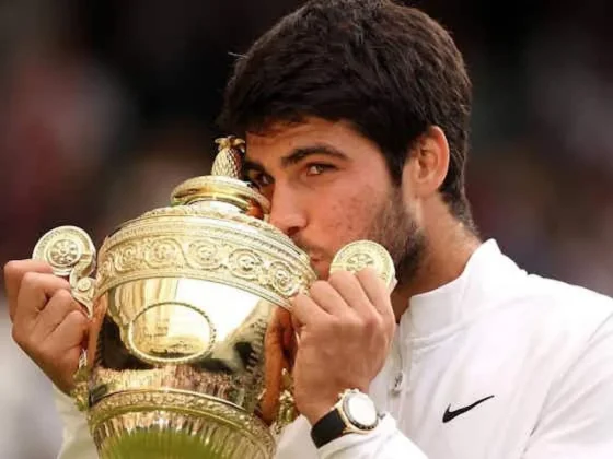 Carlos Alcaraz barrió a Novak Djokovic y se consagró campeón en Wimbledon por segundo año consecutivo