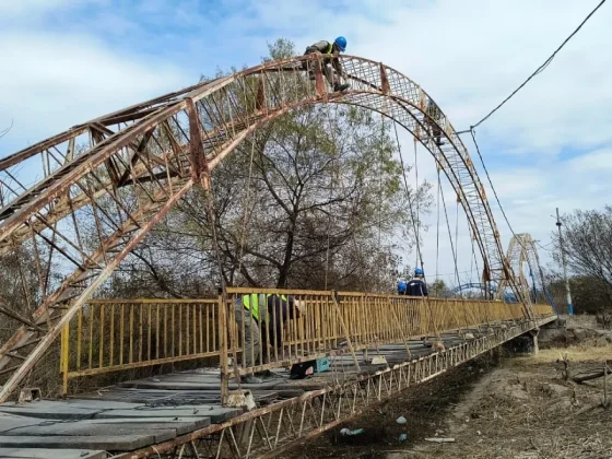 Se realizan reparaciones en los puentes peatonales que unen Villa El Sol con Norte Grande