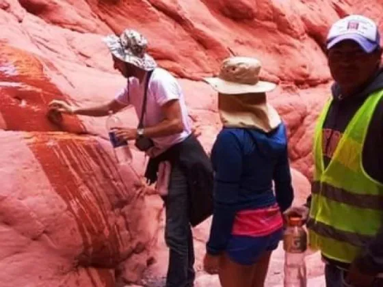 ¿Qué les pasa? turistas realizaron pintadas en importante paraje turístico jujeño