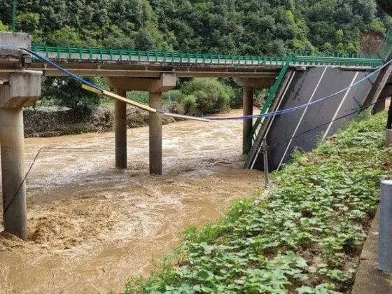 Tras el temporal un puente se derrumbó  y hay al menos 11 muertos y 30 desaparecidos