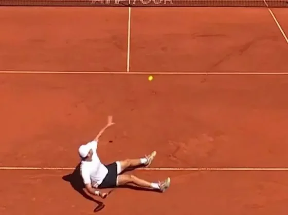 Tenista francés ganó el punto del año tras pegarle sentado a la pelota