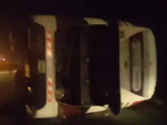 Volcó un micro de larga distancia con 49 pasajeros en Buenos Aires: hay al menos nueve heridos