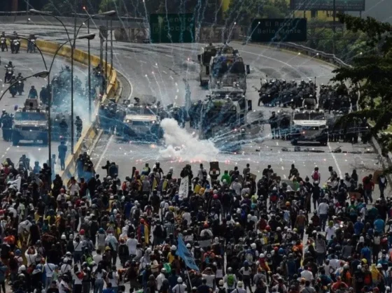 Millones de venezolanos salen a las calles para protestar contra la dictadura comunista de Maduro