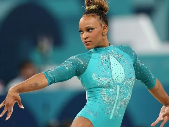 La brasileña Rebeca Andrade superó por primera vez a Simone Biles y ganó un histórico oro en suelo