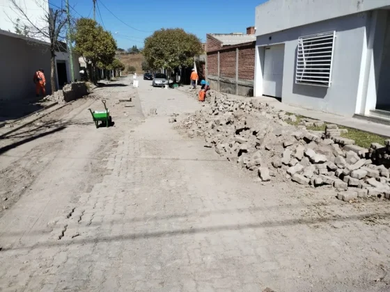 Avanza la construcción de la nueva calzada en el barrio Los Pinos