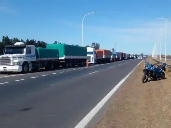 Más de 10 mil camiones varados en los puertos por el paro de aceiteros