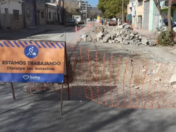 Ejecutan arreglos de calzada en Urquiza al 1.700