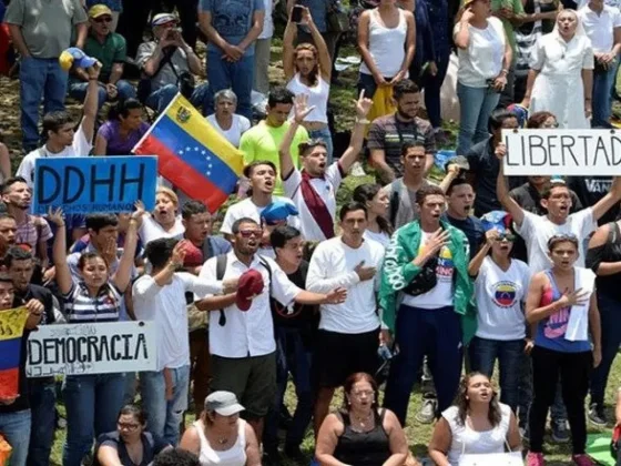 Países instan a Venezuela al cese de la violencia y al respeto por la democracia