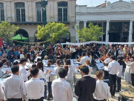 Vecinos y turistas disfrutaron de arte, música y poesía en la Glorieta