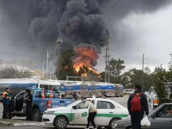 Impactante incendio de una refinería de YPF en Ensenada