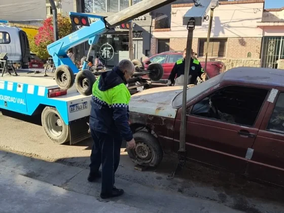 Levantamiento de vehículos: se retiraron dos autos abandonados en la ciudad