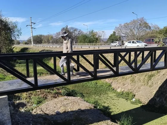 La Municipalidad colocó una nueva pasarela peatonal sobre el canal Juan XXIII