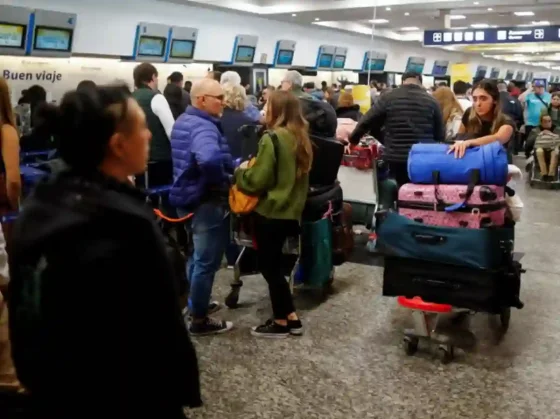 Gremios generan nuevo golpe a los pasajeros: pilotos de Aerolíneas anunciaron “paros parciales” para este viernes