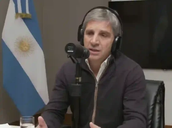 Luis Caputo anunció una nueva tarjeta de débito en dólares