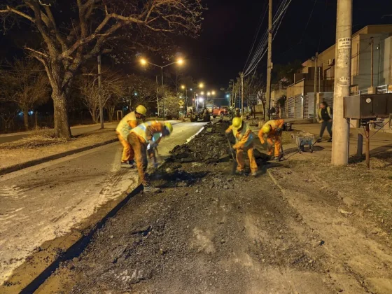 Ejecutaron tareas de repavimentación nocturna en la Av. Savio al 1.300