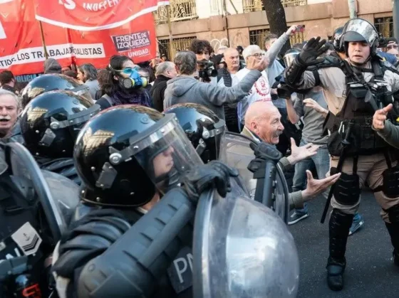 Manifestantes se enfrentaron con la policía