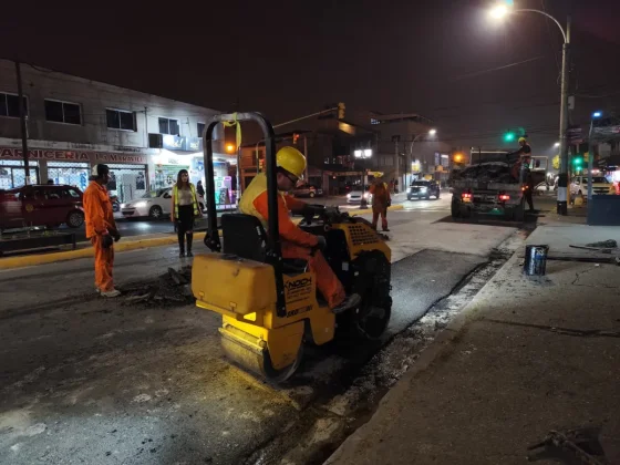 Se ejecutó bacheo nocturno sobre la av. Entre Ríos