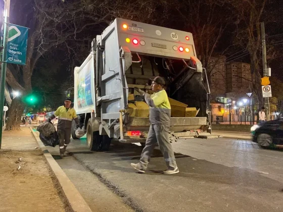 Amplio operativo de limpieza tras la procesión del Milagro