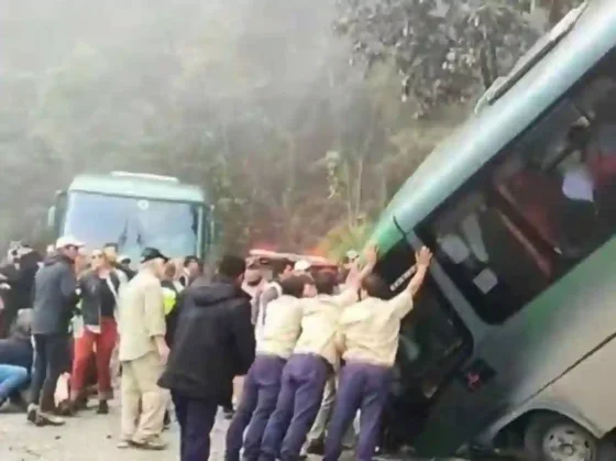 Un micro que iba a Machu Picchu volcó en la ruta y dos turistas argentinos resultaron heridos