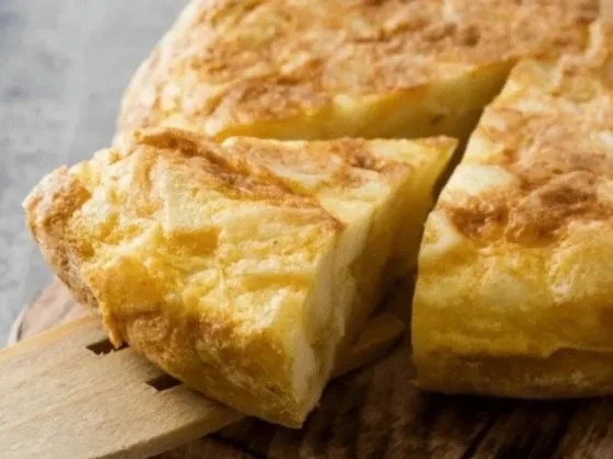 Tortilla de papas: los trucos para que la receta te salga jugosa, esponjosa y no se te pegue