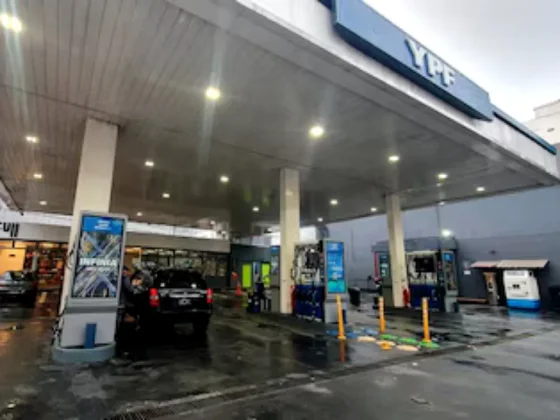 YPF anunció que esta noche bajarán 1% la nafta y 2% el gasoil