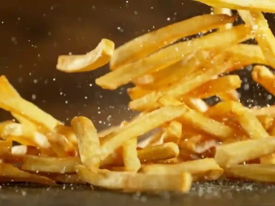 Ni vinagre ni hielo: el truco de un chef para que las papas fritas queden crujientes y sabrosas