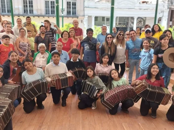 En la Glorieta, la orquesta de bandoneones “Agustín Torres” cautivó a salteños y turistas