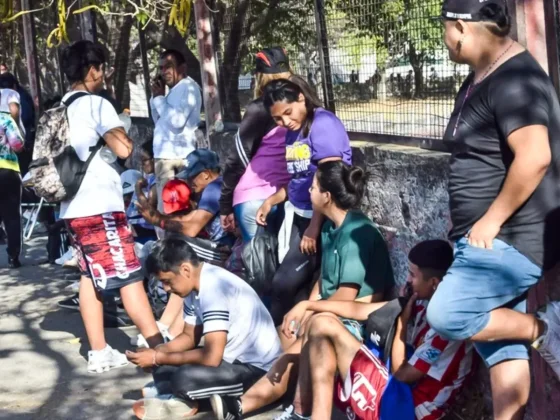 Los hinchas de Central Norte a la espera de que se habiliten las boleterías en el estadio Dr. Luis Güemes. Javier Rueda