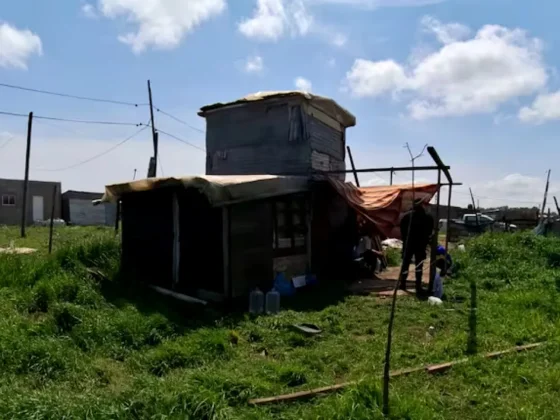 HORROR: encontraron a una joven ahorcada en el baño de su casa y detuvieron a su pareja