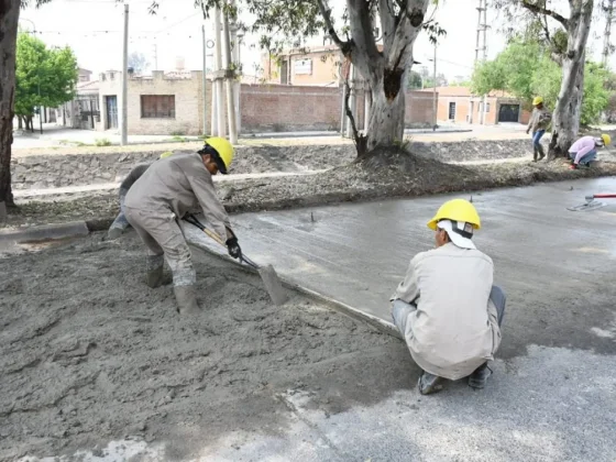 Ejecutan obras de hormigonado en la avenida Saavedra al 1100