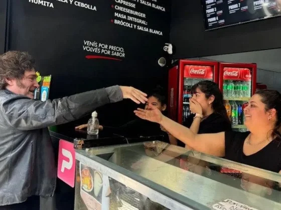 Javier Milei visitó el local de empanadas donde se refugió el youtuber que fue agredido en el Congreso