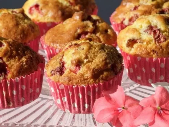 Hacé estos muffins de ricota y frutilla súper livianitos y fáciles