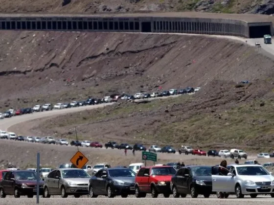 Argentinos cruzan a Chile para hacer compras y colapsan los pasos internacionales