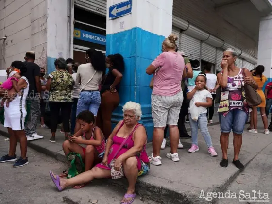 La gente espera en fila para entrar en una tienda en el centro de La Habana, Cuba, 20 de julio de 2022 (REUTERS/Alexandre Meneghini)