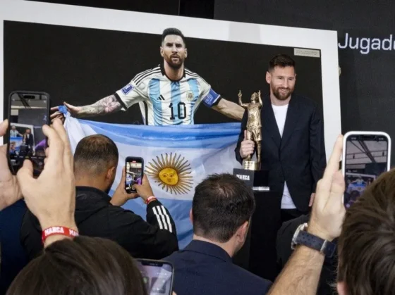 Lionel Messi recibió el premio al futbolista con más títulos de la historia