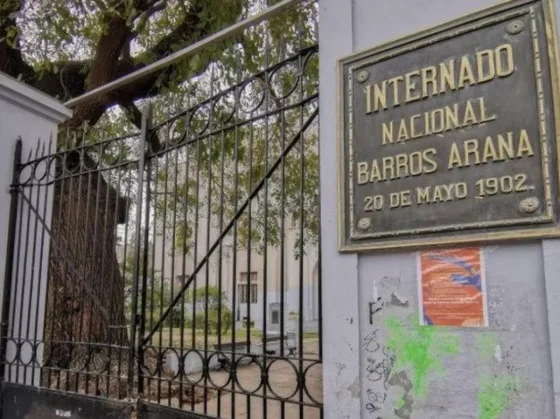 Alumnos que iban a ir a una marcha fabricaban una bomba molotov en el baño, explotó y hay 35 heridos