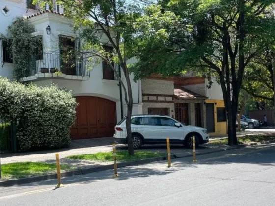 Multaron a varios autos que estaban estacionados sobre la vereda en la avenida Belgrano