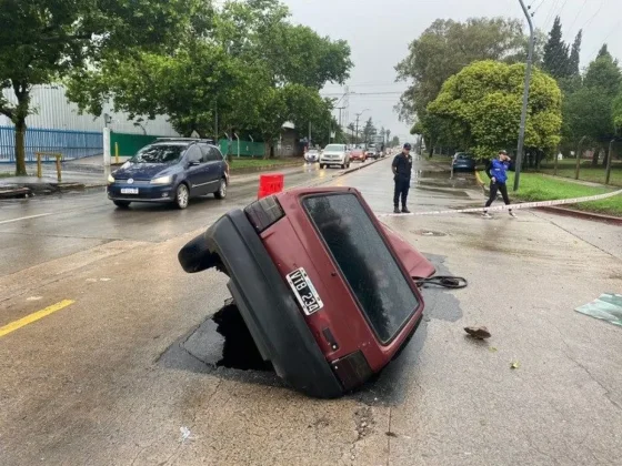 Un hombre manejaba bajo la lluvia y cayó con el auto en un pozo