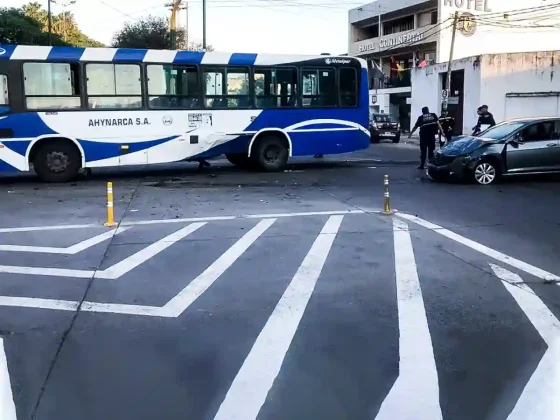 Av. Yrigoyen: Se estrellaron a alta velocidad contra un Saeta, salieron vivos de milagro y abandonaron el vehículo