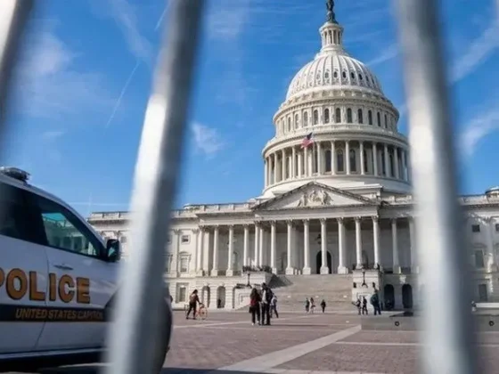 Detuvieron a un hombre que olía a combustible y tenía bengalas en el Centro de Visitantes del Capitolio