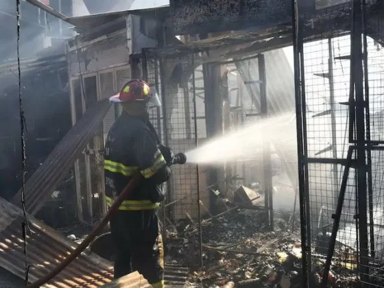 Incendio en el San Miguel: Los puesteros pudieron entrar para retirar mercadería que se salvó de las llamas