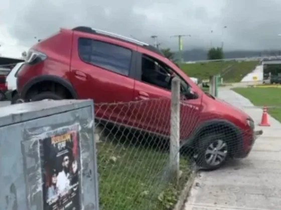 Intentó estacionar y le calculó mal